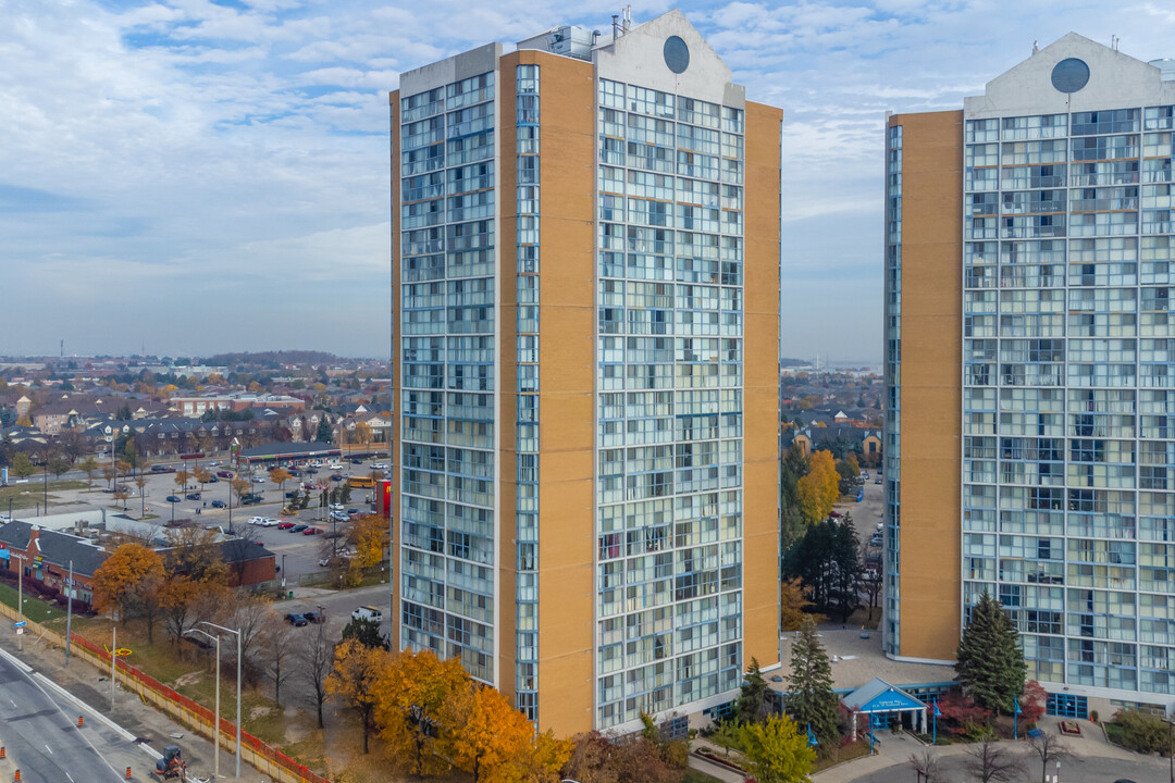 Trailwood Place in Mississauga, ON - Building Photo