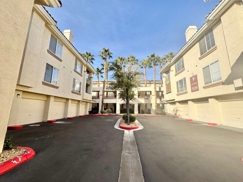 7135 S Durango Dr in Las Vegas, NV - Foto de edificio
