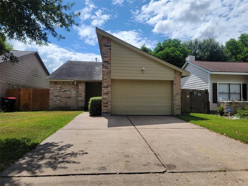 7135 Village Lake Dr in Cypress, TX - Building Photo