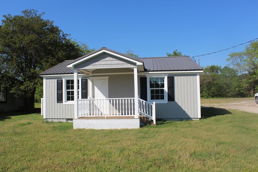 734 W Prospect Ave in Raeford, NC - Building Photo