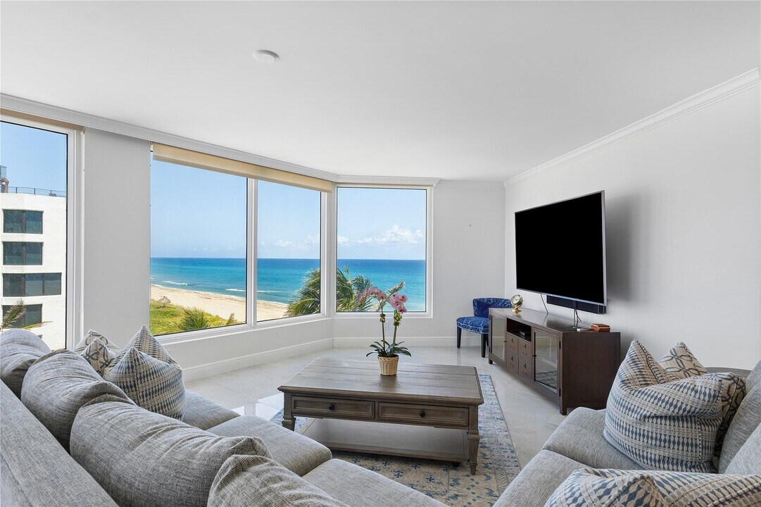 2575 S Ocean Blvd in Highland Beach, FL - Building Photo