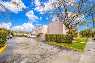 449 Swallow Dr in Miami Springs, FL - Building Photo - Building Photo