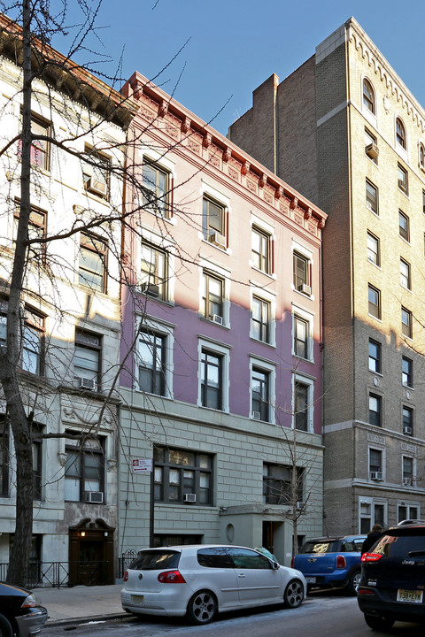 129 W 74th St in New York, NY - Building Photo