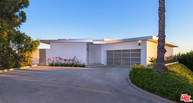 1542 Blue Jay Way in Los Angeles, CA - Building Photo - Building Photo