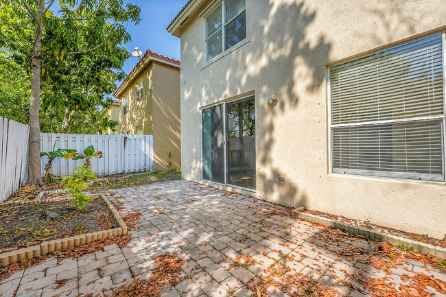 3948 Lake Tahoe Cir in West Palm Beach, FL - Foto de edificio - Building Photo