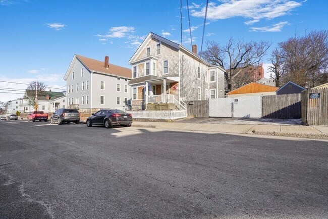 107 Danforth St in Fall River, MA - Foto de edificio - Building Photo