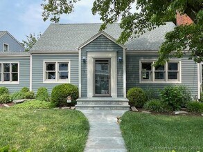 402 Riverside Dr in Fairfield, CT - Building Photo - Building Photo