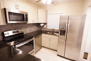 3000 Sunrise Lakes Dr W in Sunrise, FL - Building Photo