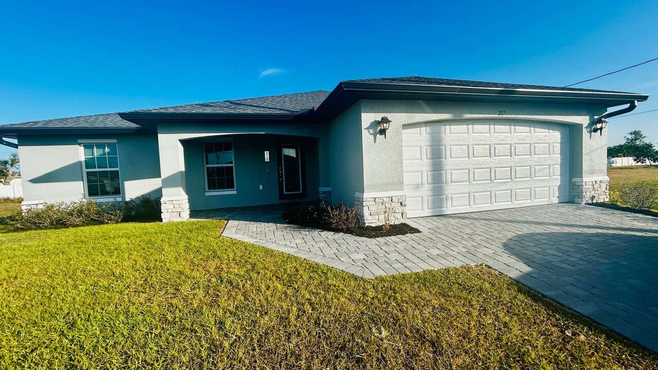 217 NW 15th St in Cape Coral, FL - Building Photo