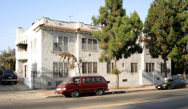 102 S Kenmore Ave in Los Angeles, CA - Building Photo - Building Photo