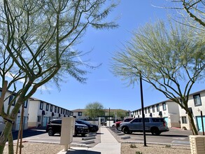 San Dominic Townhomes in Phoenix, AZ - Building Photo - Building Photo