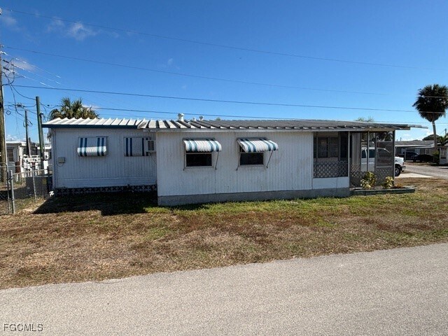 139 Amber Ave in North Fort Myers, FL - Building Photo - Building Photo