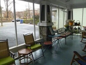 974 N Highland Ave NE, Unit 2 in Atlanta, GA - Foto de edificio - Building Photo