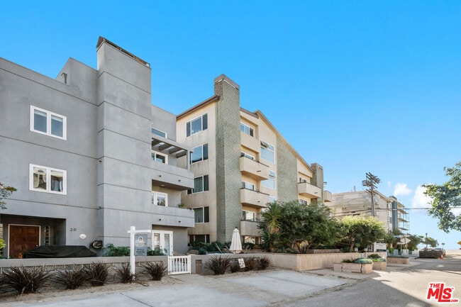 20 Quarterdeck St in Marina Del Rey, CA - Building Photo - Building Photo