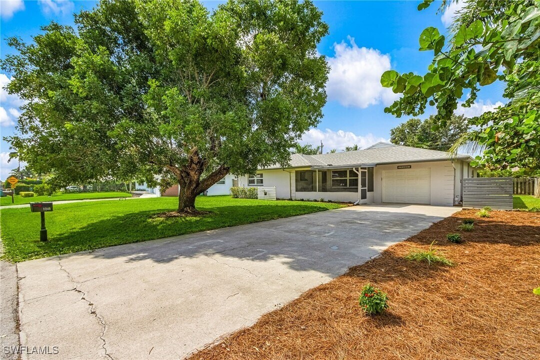 1240 Pompei Ln in Naples, FL - Building Photo