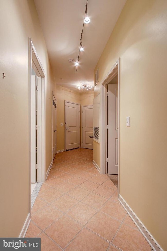 8045 Newell St-Unit -101 in Silver Spring, MD - Building Photo - Building Photo