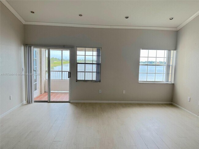 2831 N Oakland Forest Dr in Oakland Park, FL - Building Photo - Building Photo