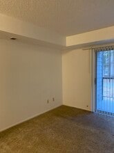 2575 S Syracuse Way, Unit E 107 in Denver, CO - Foto de edificio - Building Photo