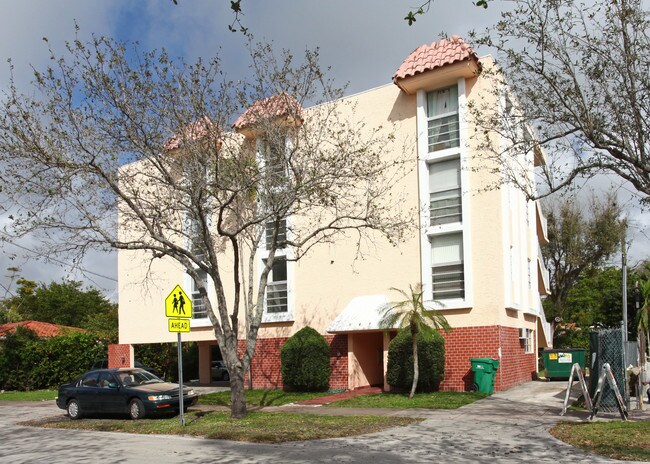541 Anastasia Ave in Miami, FL - Foto de edificio - Building Photo