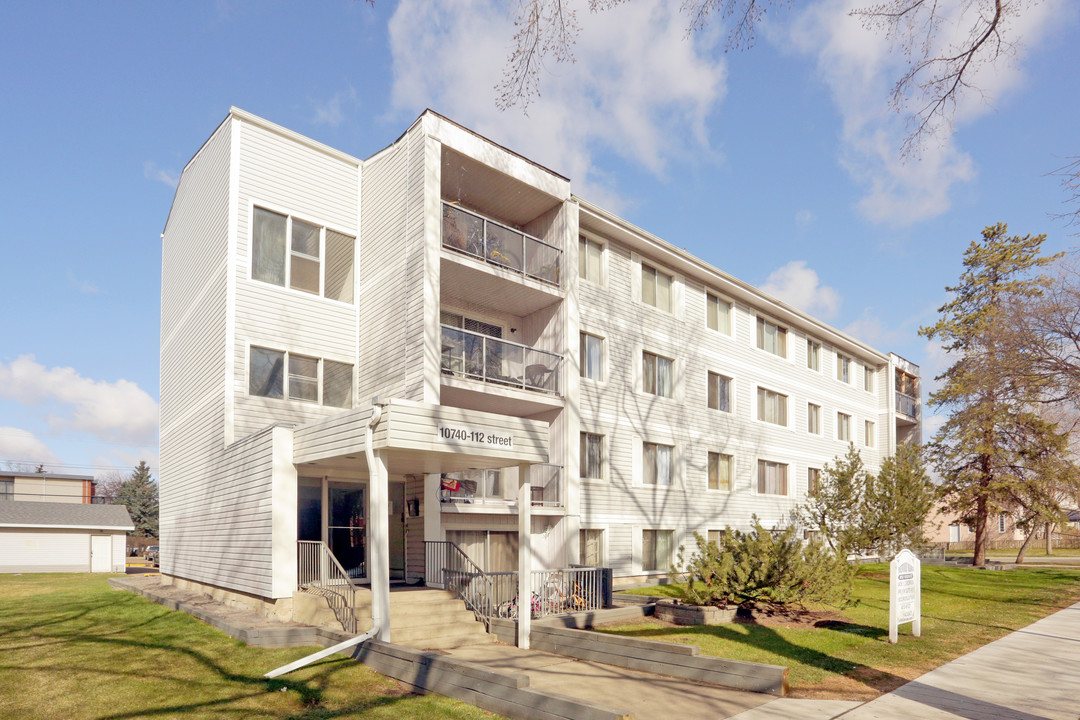 Pinewood Manor Apartments in Edmonton, AB - Building Photo