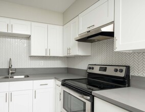 Earll East Apartments in Phoenix, AZ - Building Photo - Interior Photo