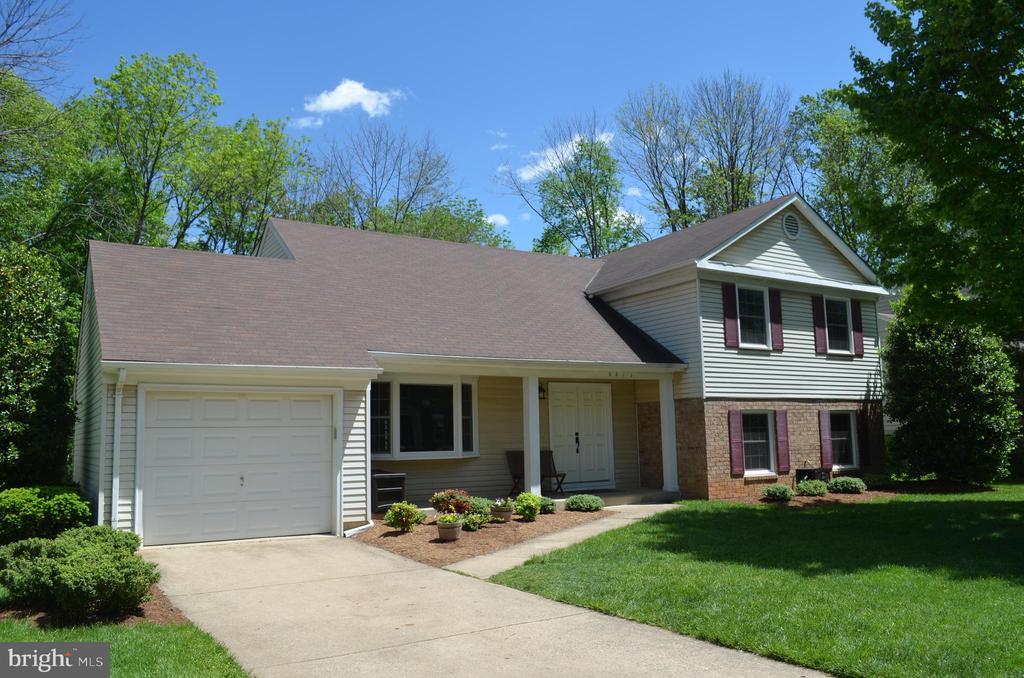 5611 Herberts Crossing Dr in Burke, VA - Building Photo