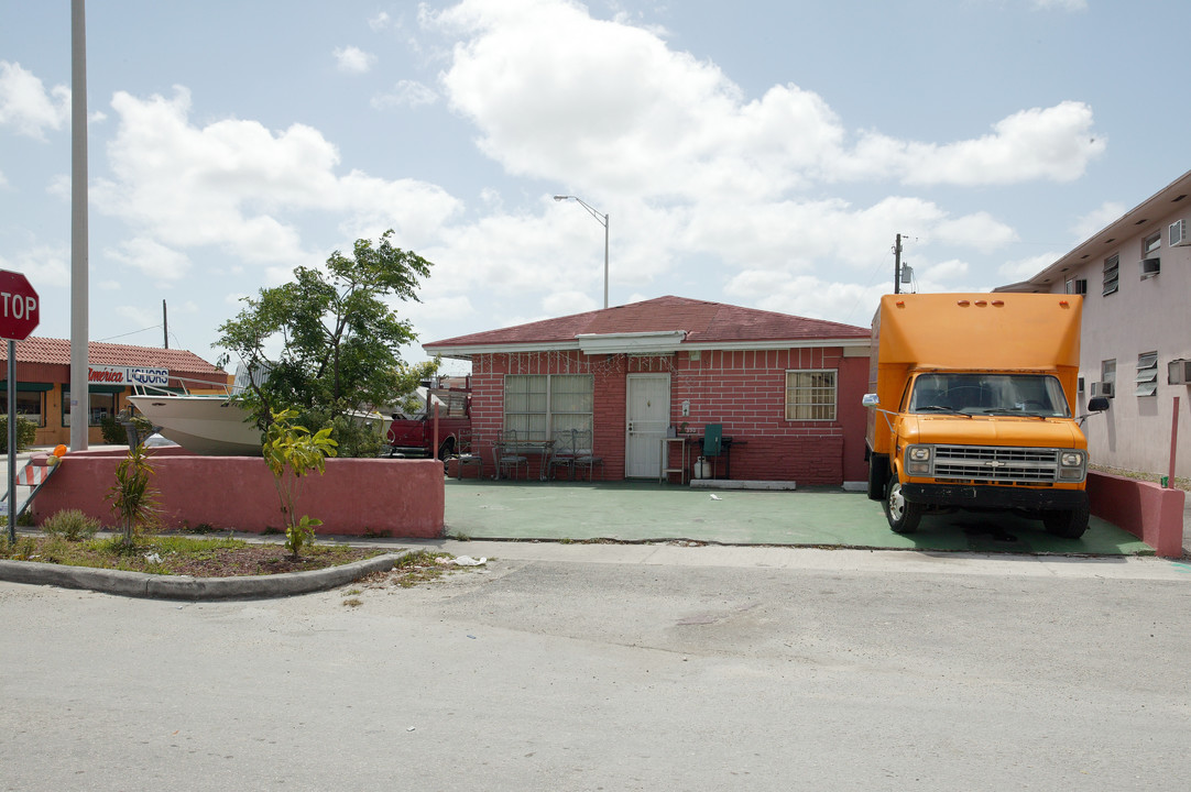 Hialeah Park Apartments in Hialeah, FL - Building Photo