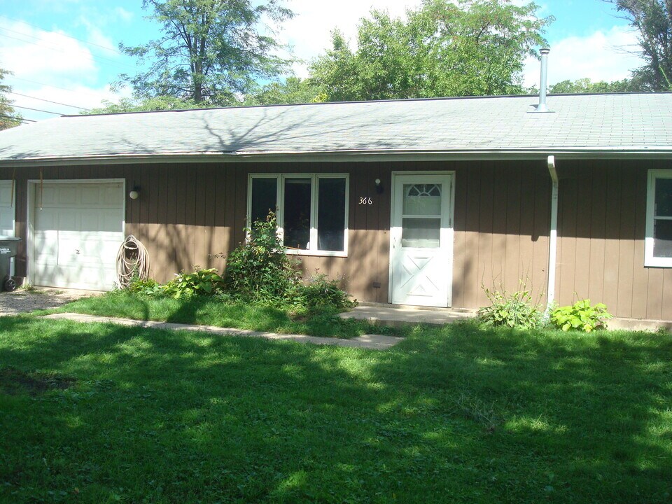 366 Wilmot Ave in Twin Lakes, WI - Building Photo