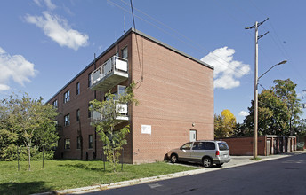 2519 Lake Shore Blvd W in Toronto, ON - Building Photo - Building Photo