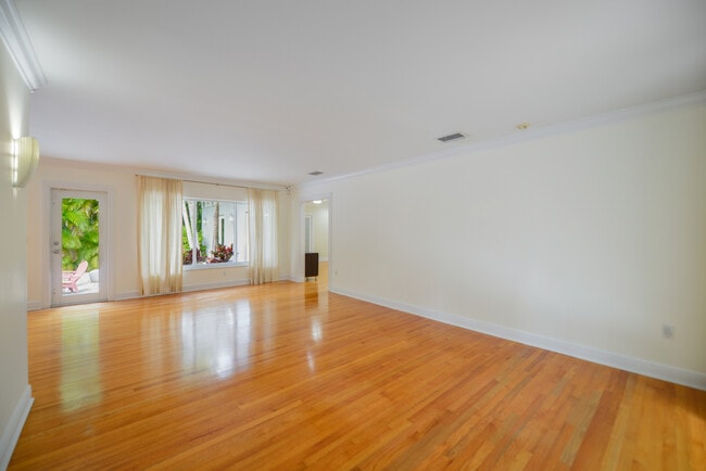 911 Mariana Ave in Coral Gables, FL - Foto de edificio - Building Photo