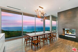 21766 Azurelee Dr in Malibu, CA - Building Photo