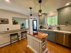 57 Boston Post Rd in Guilford, CT - Building Photo - Building Photo