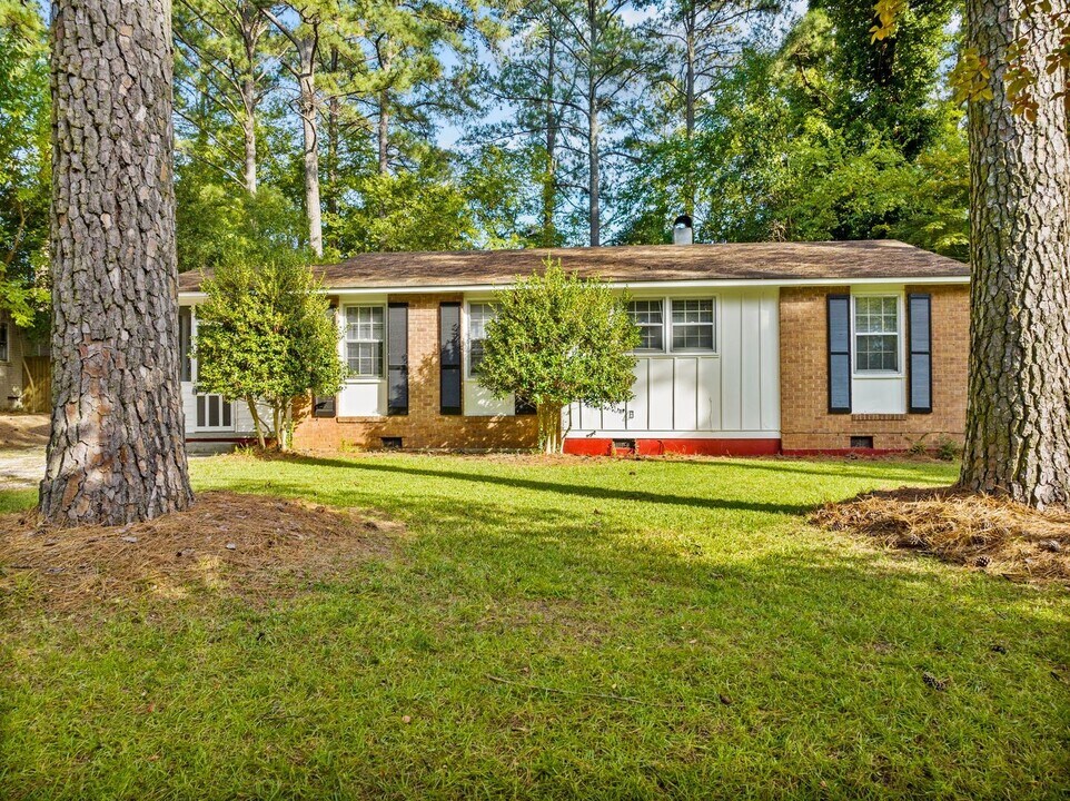 1613 Seminole Trail in Raleigh, NC - Foto de edificio