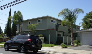 Middle Park Apartments in Menlo Park, CA - Foto de edificio - Building Photo