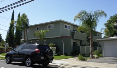 Middle Park Apartments in Menlo Park, CA - Building Photo - Building Photo