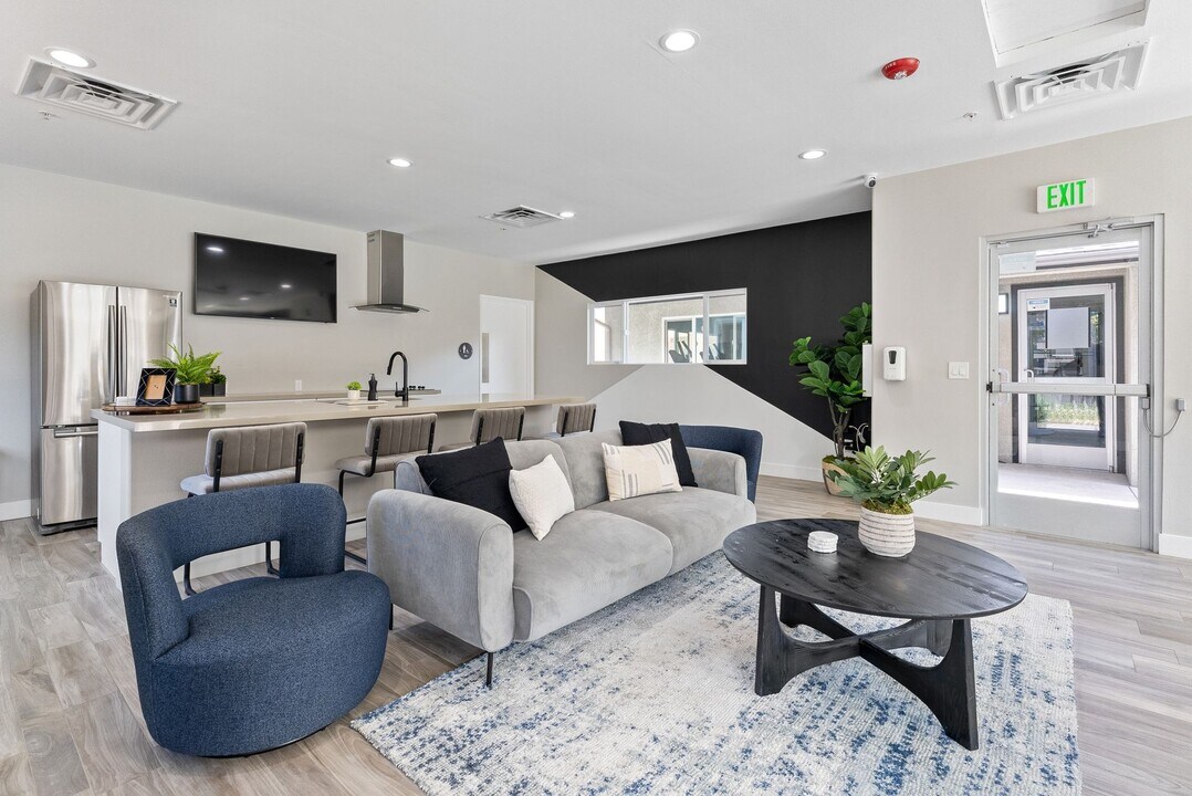 The James Apartments in Riverside, CA - Foto de edificio