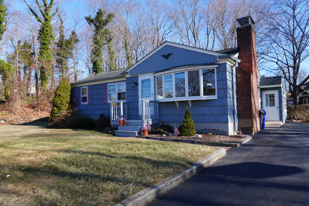 262 Alps Rd in Branford, CT - Building Photo