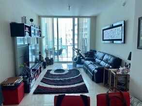 218 SE 14th St, Unit 2304 in Miami, FL - Foto de edificio - Building Photo