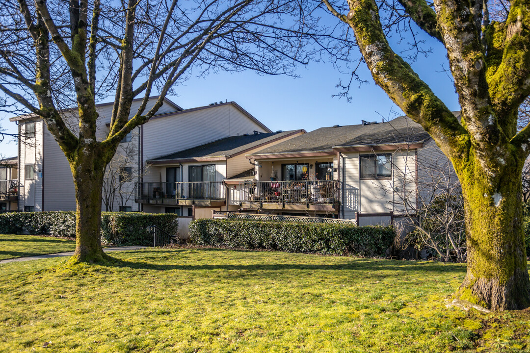 7551 Humphries Crt in Burnaby, BC - Building Photo