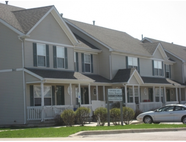 Park Manor Apartments in Dekalb, IL - Building Photo