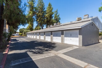 Maplewood Apartments in Visalia, CA - Building Photo - Building Photo