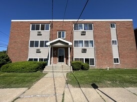 Pineview Apartments in Niagara Falls, NY - Building Photo