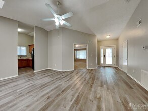 1421 Rustling Oaks Dr in Brandon, FL - Building Photo - Building Photo