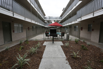 Kendall Brook Apartments in San Bernardino, CA - Foto de edificio - Building Photo