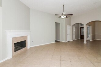 10719 Gilford Crest Dr in Spring, TX - Foto de edificio - Building Photo