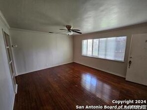 217 E Lullwood Ave in San Antonio, TX - Building Photo - Building Photo