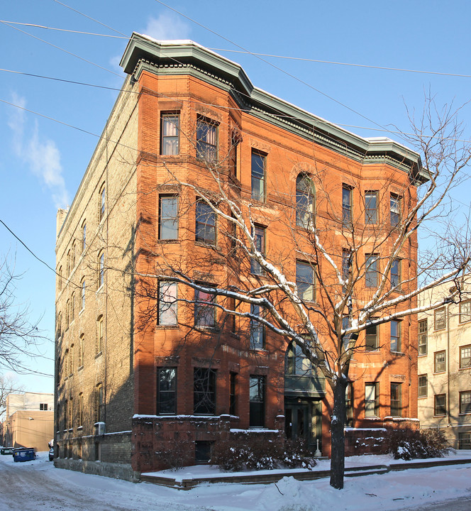 Apollo Apartments in St. Paul, MN - Building Photo