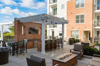 Liberty Bay Club in Bayonne, NJ - Foto de edificio - Building Photo