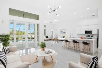 646 Heritage Dr in Weston, FL - Building Photo - Building Photo