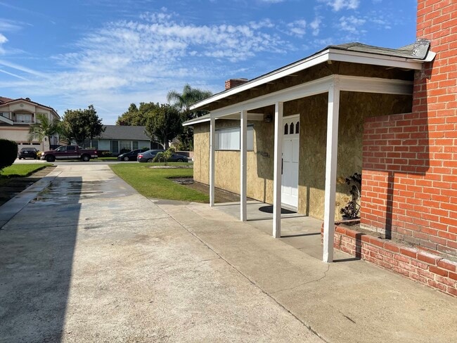 8717 6th St in Downey, CA - Foto de edificio - Building Photo